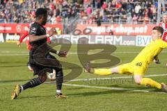 3. Liga - Würzburger Kickers - FC Ingolstadt 04 - Frederic Ananou (2, FCI) scheitert an Torwart Vincent Müller (40 Würzburg) Flanke zu Caniggia Ginola Elva (14, FCI)