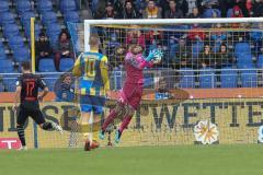 3. Liga - Fußball - Eintracht Braunschweig - FC Ingolstadt 04 - Torwart Fabijan Buntic (24, FCI) Martin Kobylański 10 (Braunschweig)