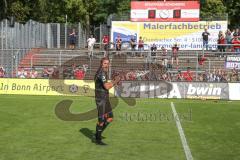 3. Fußball-Liga - Saison 2019/2020 - FC Victoria Köln - FC Ingolstadt 04 - Björn Paulsen (#4,FCI)  geht allein auf die Fans zu - Foto: Meyer Jürgen