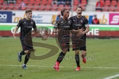 3. Liga - Hallescher FC - FC Ingolstadt 04 - Tor Caniggia Ginola Elva (14, FCI) 0:1, Jubel mit Stefan Kutschke (30, FCI) und Dennis Eckert Ayensa (7, FCI) laufen zum Trainer Cheftrainer Jeff Saibene (FCI)