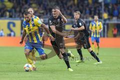 3. Liga - Fußball - Eintracht Braunschweig - FC Ingolstadt 04 - Stefan Kutschke (30, FCI) gegen Robin Ziegele (40 Braunschweig)