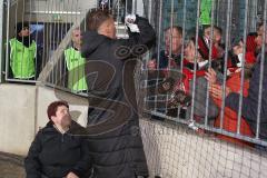 3. Liga - 1. FC Magdeburg - FC Ingolstadt 04 - Die Spieler bedanken sich bei den Fans nach dem Spiel - jubel -Stefan Kutschke (#30,FCI) verschenkt sein Trikot - Foto: Jürgen Meyer