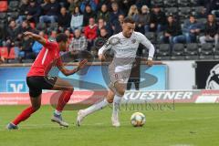 3. Liga - Fußball - SG Sonnenhof Großaspach - FC Ingolstadt 04 - Fatih Kaya (9, FCI) und links Orrin McKinze Gaines II (11 SG)