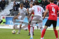 3. Liga - Fußball - SG Sonnenhof Großaspach - FC Ingolstadt 04 - Filip Bilbija (35, FCI) will durch die Abwehr, Caniggia Ginola Elva (14, FCI) Korbinian Burger (4 SG)