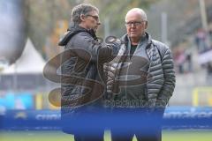 3. Fußball-Liga - Saison 2019/2020 - SV Waldhof Mannheim - FC Ingolstadt 04 - Sportdirektor Michael Henke (FCI)  im Gespräch mit Peter Jackwerth FCI - Foto: Stefan Bösl