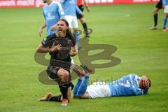 3. Liga - Chemnitzer FC - FC Ingolstadt 04 - Björn Paulsen (4, FCI) schimpft zum Schiedsrichter Tuma Davud (7 Chemnitz) am Boden