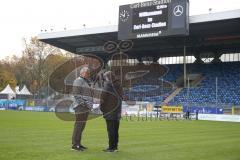 3. Fußball-Liga - Saison 2019/2020 - SV Waldhof Mannheim - FC Ingolstadt 04 - Chef-Trainer Jeff Saibene (FCI) vor dem Spiel im Gespräch mit Peter Jackwerth FCI - Foto: Stefan Bösl