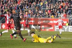 3. Liga - Würzburger Kickers - FC Ingolstadt 04 - Tor Chance verpasst, Caniggia Ginola Elva (14, FCI) Torwart Vincent Müller (40 Würzburg) hält