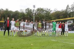 3. Liga - Fußball - SG Sonnenhof Großaspach - FC Ingolstadt 04 - 1:5 Auswärtssieg, Team feiert mit den mitgereisten Fans, hüpfen springen Jubel