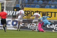 3. Fußball-Liga - Saison 2019/2020 - SV Waldhof Mannheim - FC Ingolstadt 04 - Torwart Fabijan Buntic (#24,FCI)  - Kevin Koffi (#30 Mannheim) - Marcel Gaus (#19,FCI)  - Foto: Stefan Bösl