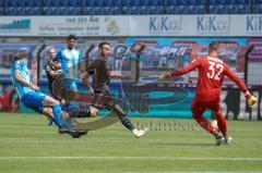 3. Liga - SV Meppen - FC Ingolstadt 04 - Fatih Kaya (9, FCI) kommt zu spät, Torwart Domaschke Erik (32 Meppen) klärt