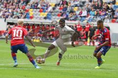 3. Liga - Fußball - KFC Uerdingen - FC Ingolstadt 04 - durch die Mitte, Agyemang Diawusie (11, FCI) tunnelt Pflücke Patrick, rechts Mbom Jean-Manuel (KFC 21)