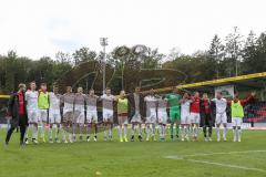 3. Liga - Fußball - SG Sonnenhof Großaspach - FC Ingolstadt 04 - 1:5 Auswärtssieg, Team feiert mit den mitgereisten Fans, hüpfen springen Jubel