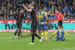 3. Liga - Fußball - Eintracht Braunschweig - FC Ingolstadt 04 - Tor jJubel rechts Maximilian Thalhammer (6, FCI)  0:3 Stefan Kutschke (30, FCI) Steffen Nkansah (6 Braunschweig) am Boden