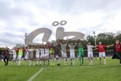 3. Liga - Fußball - SG Sonnenhof Großaspach - FC Ingolstadt 04 - 1:5 Auswärtssieg, Team feiert mit den mitgereisten Fans, hüpfen springen Jubel