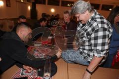 3. Liga - Fußball - FC Ingolstadt 04 - Fantreffen - Autogrammstunde, Fan lässt Jeans beschreiben von Maximilian Wolfram (8, FCI)