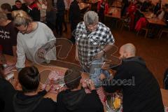 3. Liga - Fußball - FC Ingolstadt 04 - Fantreffen - Autogrammstunde, Fan lässt Jeans beschreiben von Marcel Gaus (19, FCI) Nico Antonitsch (5, FCI)