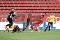 3. Liga - FC Ingolstadt 04 - SV Waldhof Mannheim - Torwart Königsmann Timo (1 Mannheim) und Mitspieler Schultz Michael (23 Mannheim) stoßen zusammen, Fatih Kaya (9, FCI) kommt zu spät