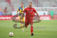 3. Liga - FC Ingolstadt 04 - Eintracht Braunschweig - Maximilian Beister (10, FCI) wird verfolgt