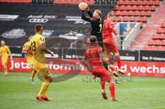 3. Liga - FC Ingolstadt 04 - SG Sonnenhof Großaspach - Torwart Maximilian Reule (1 SG) fängt den Ball vor Tobias Schröck (21, FCI) Björn Paulsen (4, FCI) Kai Brünker (13 SG)