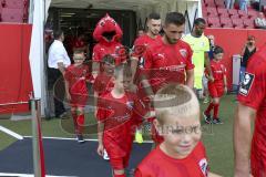 Im Bild: Robin Krauße (#23 FCI) läuft mit einem Kind ins Stadion

Fussball - 3. Bundesliga - Ingolstadt - Saison 2019/2020 - FC Ingolstadt 04 - MSV Duisburg - 27.07.2019 -  Foto: Ralf Lüger/rsp-sport.de