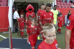 Im Bild: Robin Krauße (#23 FCI) läuft mit einem Kind ins Stadion

Fussball - 3. Bundesliga - Ingolstadt - Saison 2019/2020 - FC Ingolstadt 04 - MSV Duisburg - 27.07.2019 -  Foto: Ralf Lüger/rsp-sport.de