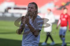 3. Fußball-Liga - Saison 2019/2020 - FC Ingolstadt 04 - Victoria Köln - Björn Paulsen (#4,FCI)  bedankt sich bei den Fans - Foto: Meyer Jürgen