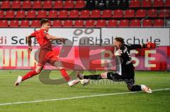 3. Liga - FC Ingolstadt 04 - SV Waldhof Mannheim - Torchance nicht genutzt Dennis Eckert Ayensa (7, FCI) gegen Torwart Königsmann Timo (1 Mannheim)