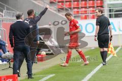 3. Liga - FC Ingolstadt 04 - FC Bayern Amateure - Marcel Gaus (19, FCI) Rote Karte geht vom Platz Cheftrainer Tomas Oral (FCI) und Co-Trainer Mark Fotheringham (FCI)