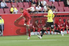 Im Bild: Lion Schweers (#26 Würzburger Kickers) stellt sich Filip Bilbija (#35 FC Ingolstadt) in den Weg - Daniel Hägele (#22 Würzburger Kickers) kommt nicht hinterher

Fussball - 3. Bundesliga - Ingolstadt - Saison 2019/2020 - FC Ingolstadt 04 - Würzbu