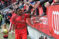 3. Fußball-Liga - Saison 2019/2020 - FC Ingolstadt 04 - 1.FC Kaiserslautern - Frederic Ananou (#2,FCI) bedankt sich bei den Fans - Foto: Jürgen Meyer