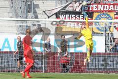 3. Fußball-Liga - Saison 2019/2020 - FC Ingolstadt 04 - Hallescher FC - Torwart Fabijan Buntic (#24,FCI)  wehrt einen Ball ab - Foto: Meyer Jürgen