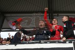 3. Fußball-Liga - Saison 2019/2020 - FC Ingolstadt 04 - 1.FC Kaiserslautern - Thomas Keller (#27,FCI)  bei den Fans mit Mikrofon - Foto: Jürgen Meyer