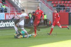 3. Fußball-Liga - Saison 2019/2020 - FC Ingolstadt 04 - Victoria Köln - Dennis Eckert Ayensa (#7,FCI) kommt einen Schritt zu spät -  Andre Weiss Torwart Köln Foto: Meyer Jürgen