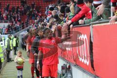3. Fußball-Liga - Saison 2019/2020 - FC Ingolstadt 04 - 1.FC Kaiserslautern - Frederic Ananou (#2,FCI) bedankt sich bei den Fans - Foto: Jürgen Meyer