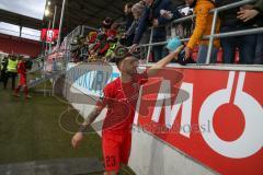 3. Fußball-Liga - Saison 2019/2020 - FC Ingolstadt 04 - 1.FC Kaiserslautern - Robin Krausse (#23,FCI)  bedankt sich bei den Fans - Foto: Jürgen Meyer