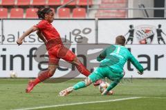 3. Liga - FC Ingolstadt 04 - FC Bayern Amateure - Caniggia Ginola Elva (14, FCI) Zweikampf mit Torwart Ron-Thorben Hoffmann (1 FCB)