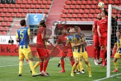 3. Liga - FC Ingolstadt 04 - Eintracht Braunschweig - Torwart Marcel Engelhardt (1 Braunschweig) boxt den Ball weg, Stefan Kutschke (30, FCI) Nico Antonitsch (5, FCI)