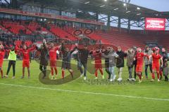 3. Fußball-Liga - Saison 2019/2020 - FC Ingolstadt 04 - Carl Zeiss Jena - Die Spieler bedanken sich bei den Fans nach dem Spiel - jubel - Foto: Meyer Jürgen