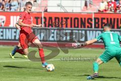 3. Fußball-Liga - Saison 2019/2020 - FC Ingolstadt 04 - Hallescher FC - Stefan Kutschke (#30,FCI)  - Kai Eisele Torwart (#1 HFC) - Foto: Meyer Jürgen