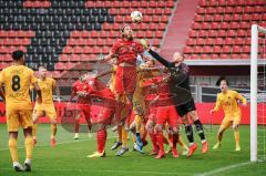 3. Liga - FC Ingolstadt 04 - SG Sonnenhof Großaspach - Ecke, Björn Paulsen (4, FCI) knapp am Tor vorbei, Torwart Maximilian Reule (1 SG) kommt nicht hin