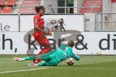 3. Liga - FC Ingolstadt 04 - FC Bayern Amateure - Caniggia Ginola Elva (14, FCI) Zweikampf mit Torwart Ron-Thorben Hoffmann (1 FCB)