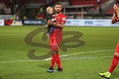 3. Liga - Fußball - FC Ingolstadt 04 - Hansa Rostock - 2.2 Spiel ist aus, FCI bedankt sich bei den Fans, Robin Krauße (23, FCI) mit Sohn