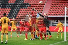 3. Liga - FC Ingolstadt 04 - SG Sonnenhof Großaspach - Ecke, Björn Paulsen (4, FCI) knapp am Tor vorbei, Torwart Maximilian Reule (1 SG) kommt nicht hin