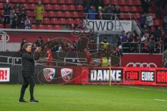 3. Liga - FC Ingolstadt 04 - Carl Zeiss Jena - Cheftrainer Jeff Saibene (FCI) lässt sich von den Fans feiern