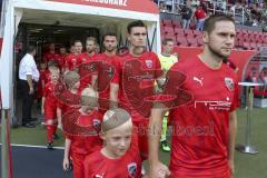 Im Bild: Thomas Keller (#27 FCI) läuft mit einem Kind ins Stadion

Fussball - 3. Bundesliga - Ingolstadt - Saison 2019/2020 - FC Ingolstadt 04 - MSV Duisburg - 27.07.2019 -  Foto: Ralf Lüger/rsp-sport.de