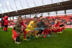 3. Liga - Fußball - FC Ingolstadt 04 - FSV Zwickau - Die Spieler vor den Fans, Kurve, Humba, Tanz, Marcel Gaus (19, FCI) Torwart Fabijan Buntic (24, FCI) Fatih Kaya (9, FCI) Maximilian Thalhammer (6, FCI) Peter Kurzweg (16, FCI) Björn Paulsen (4, FCI) Nic