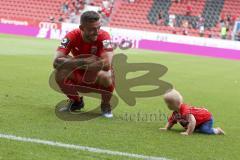 Im Bild: Robin Krauße (#23 FCI) mit seinem Sohn auf dem Rasen

Fussball - 3. Bundesliga - Ingolstadt - Saison 2019/2020 - FC Ingolstadt 04 - MSV Duisburg - 27.07.2019 -  Foto: Ralf Lüger/rsp-sport.de