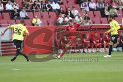 Im Bild: Lion Schweers (#26 Würzburger Kickers) stellt sich Filip Bilbija (#35 FC Ingolstadt) in den Weg - Daniel Hägele (#22 Würzburger Kickers) kommt nicht hinterher

Fussball - 3. Bundesliga - Ingolstadt - Saison 2019/2020 - FC Ingolstadt 04 - Würzbu