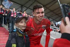 3. Fußball-Liga - Saison 2019/2020 - FC Ingolstadt 04 - 1.FC Kaiserslautern - Thomas Keller (#27,FCI)  bei den Fans - Foto: Jürgen Meyer